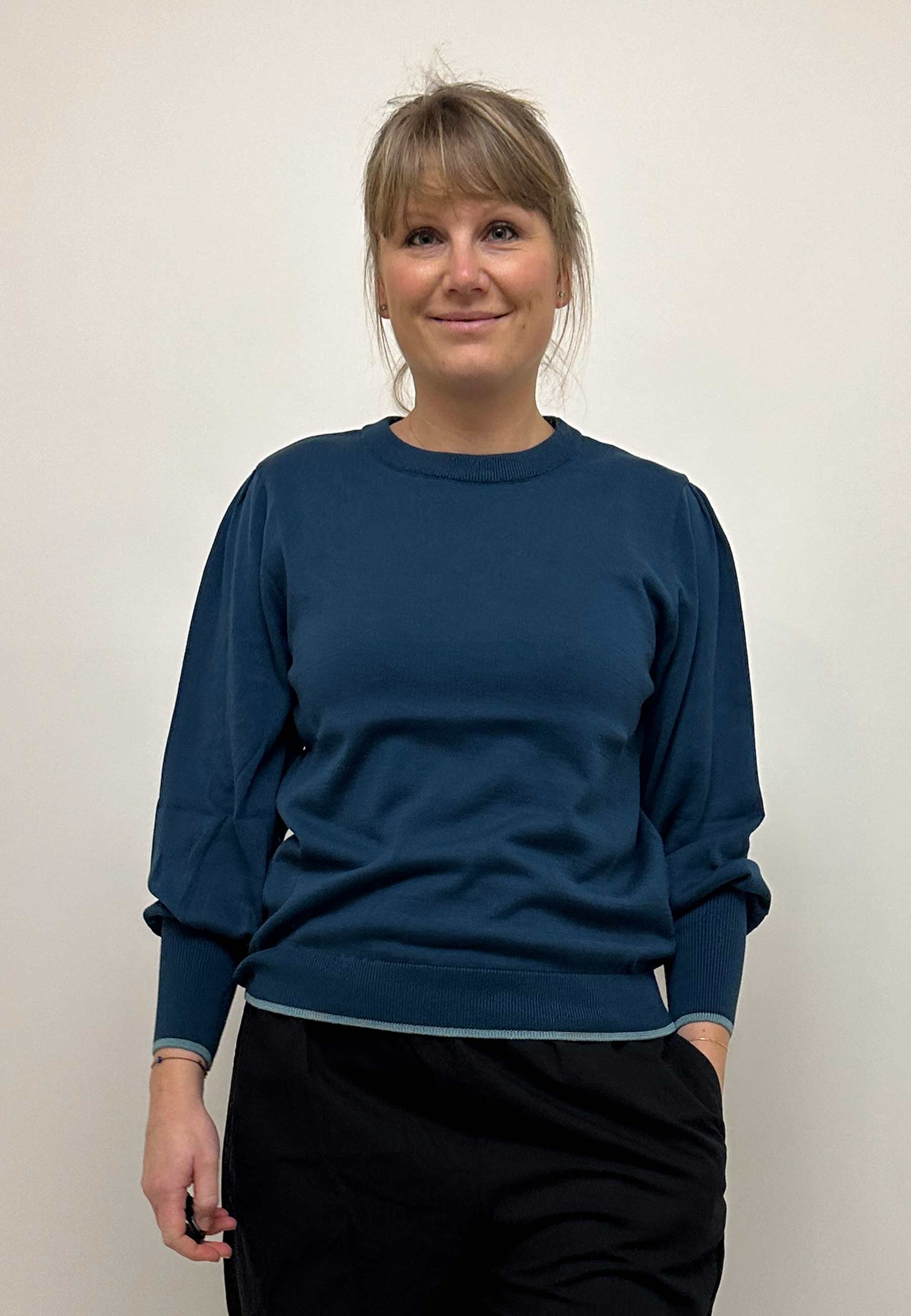 GROBUND Ingeborg strik bluse - den i petroleumsblå med kontrast kant