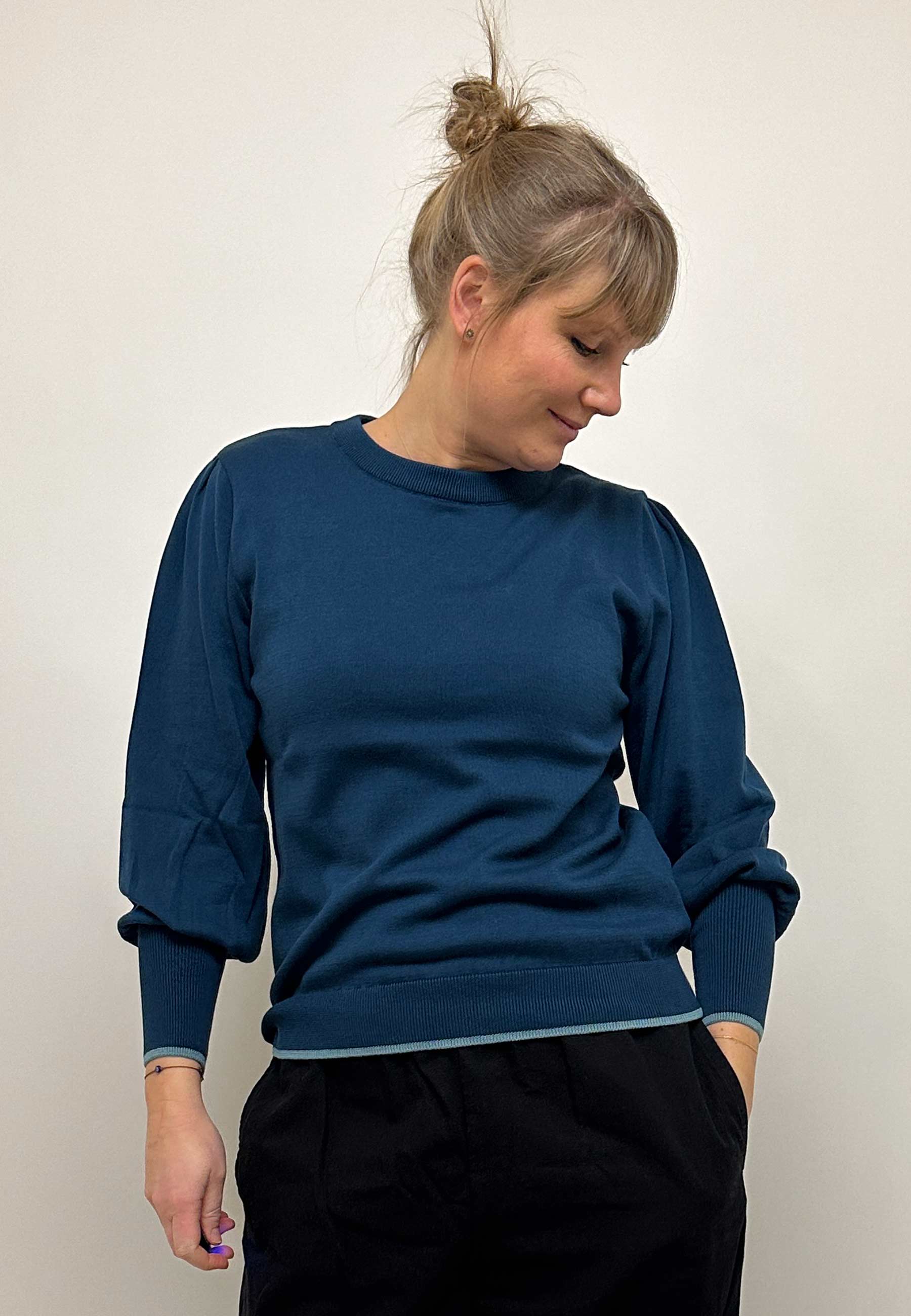 GROBUND Ingeborg strik bluse - den i petroleumsblå med kontrast kant