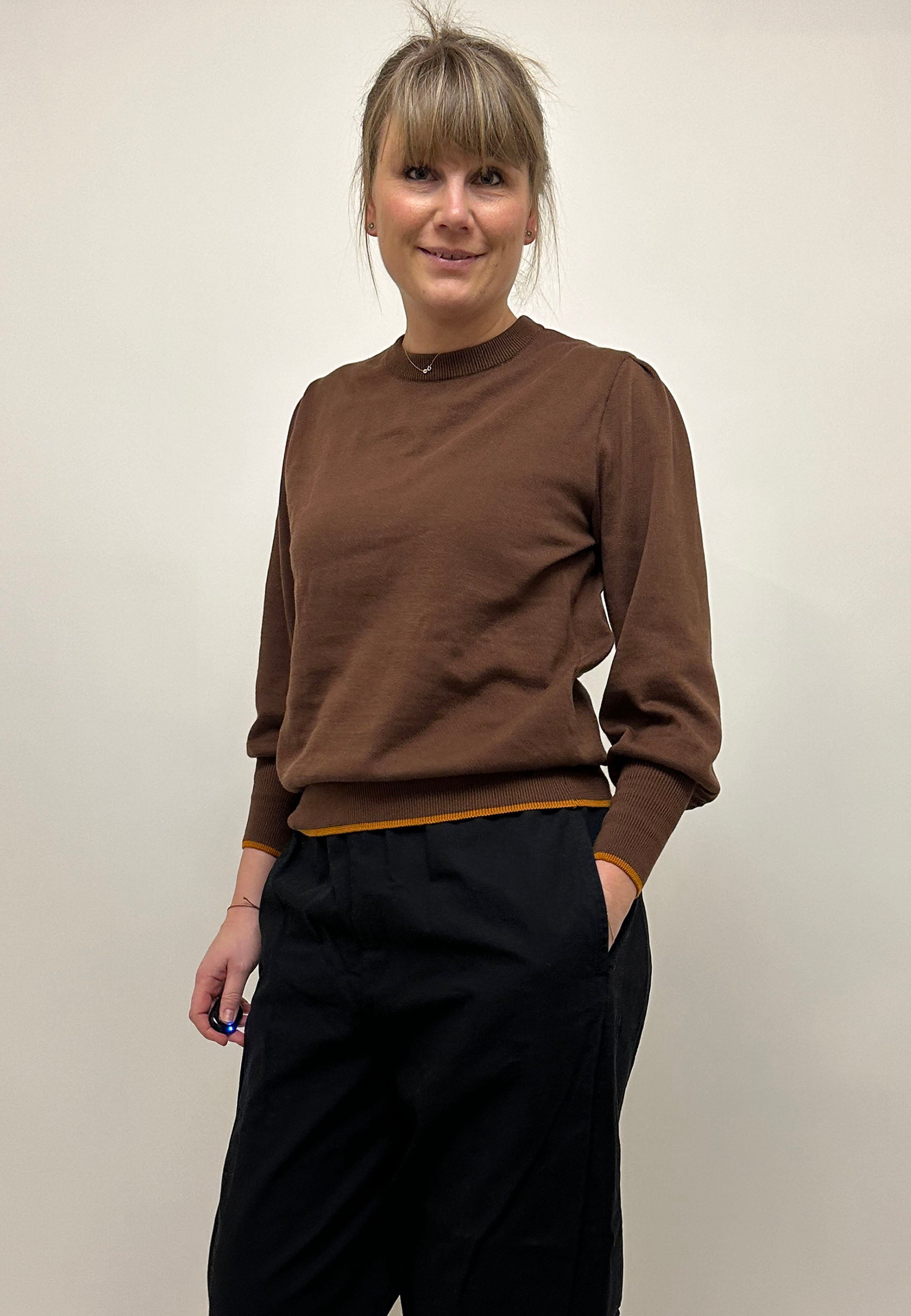 GROBUND Ingeborg strik bluse - den i brun med kontrast kant