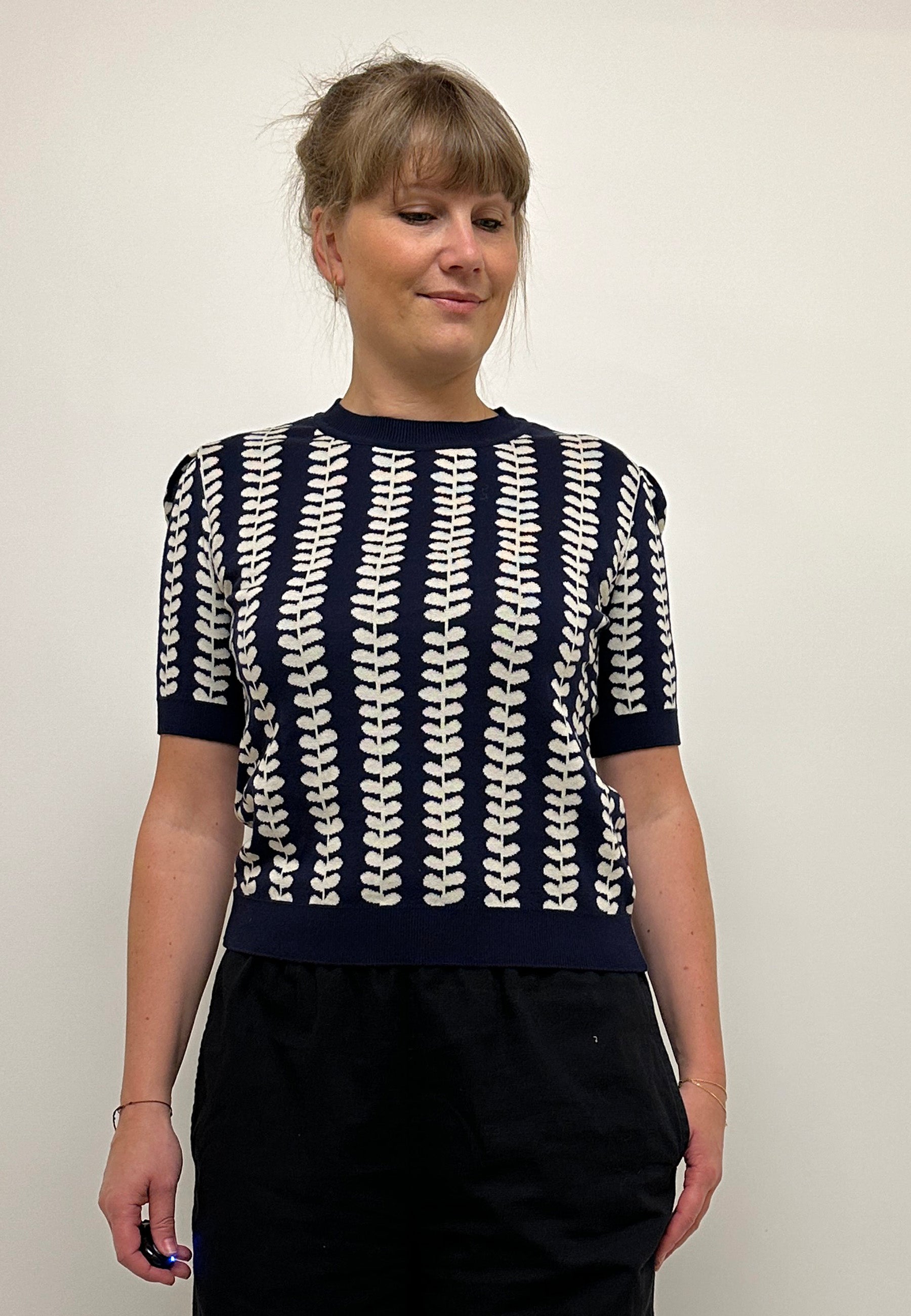 GROBUND Alva tee - den i navy med blade