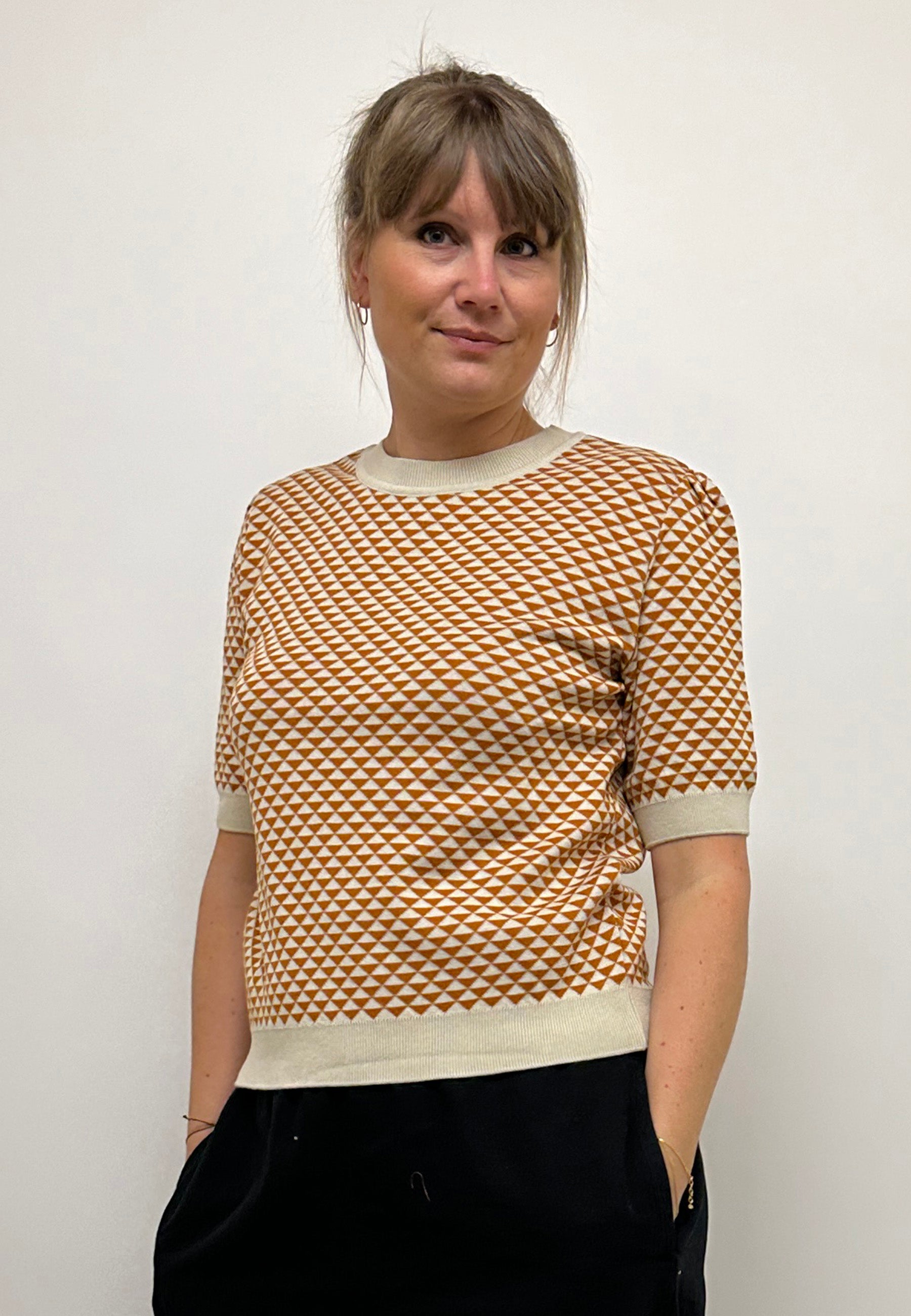 GROBUND Alva tee - med karamel trekanter