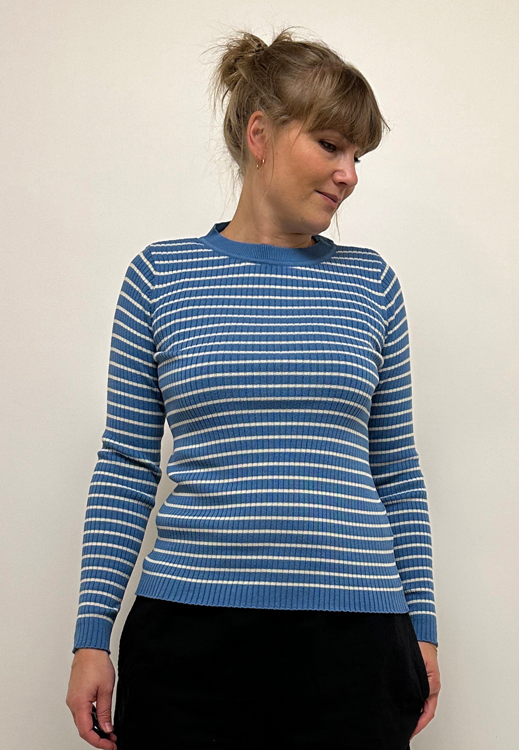 GROBUND Hanna rib strik - den i himmelblå med striber