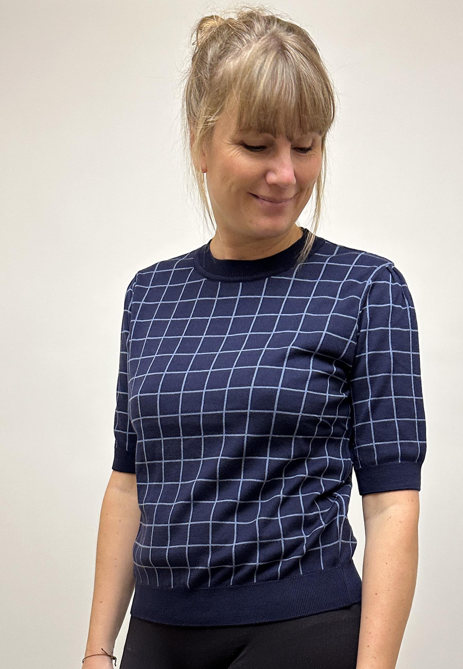 GROBUND Alva tee - med navy blå grid