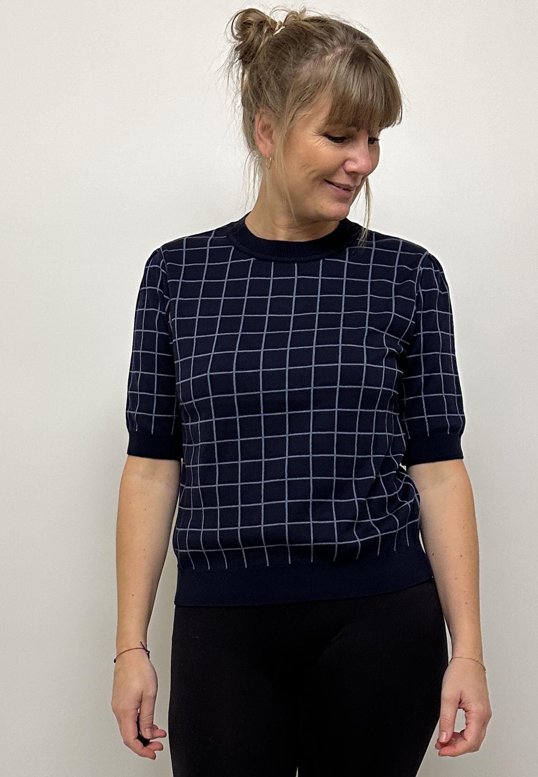 GROBUND Alva tee - med navy blå grid