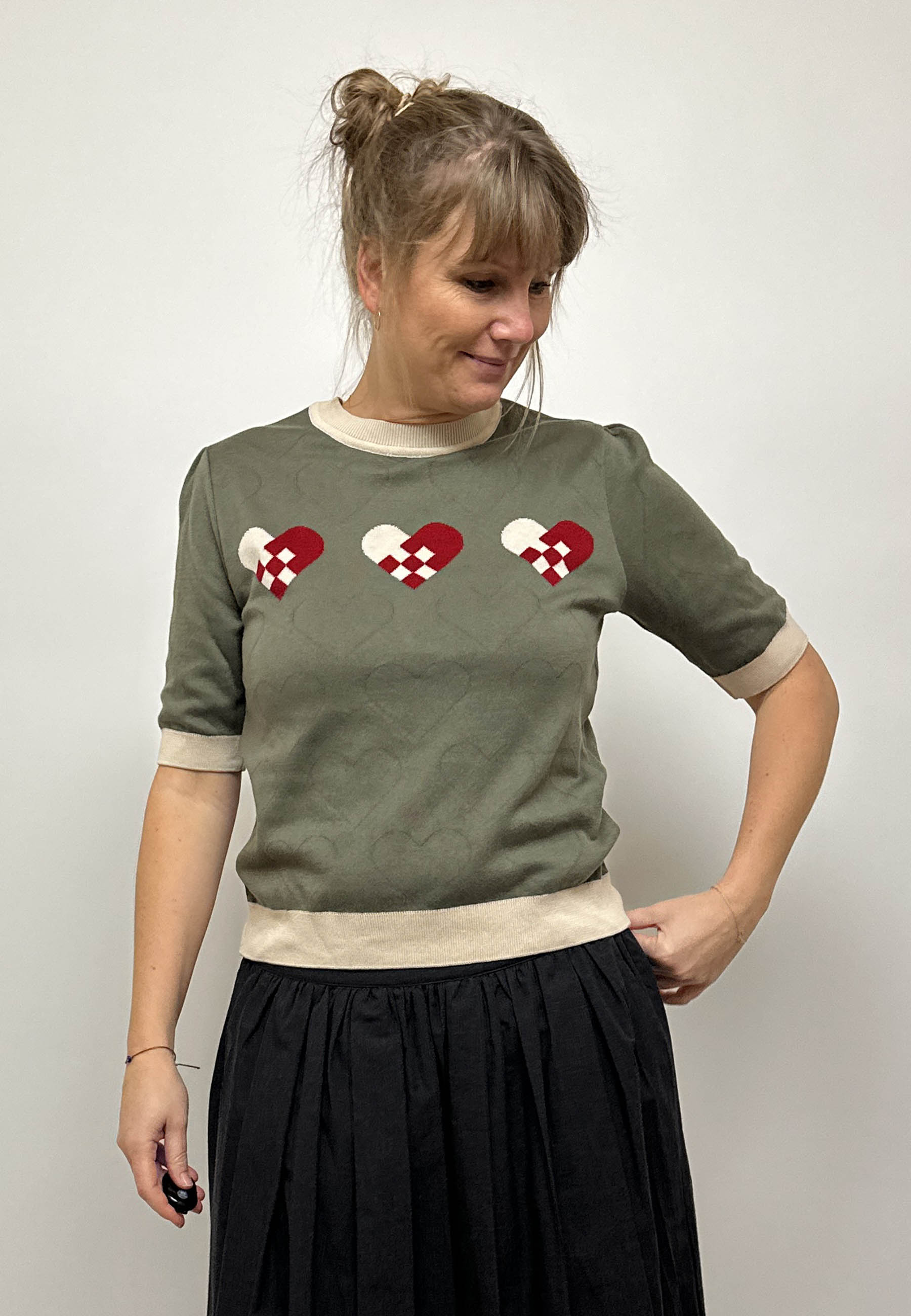 GROBUND Alva T-Shirt – die grüne mit den Weihnachtsherzen