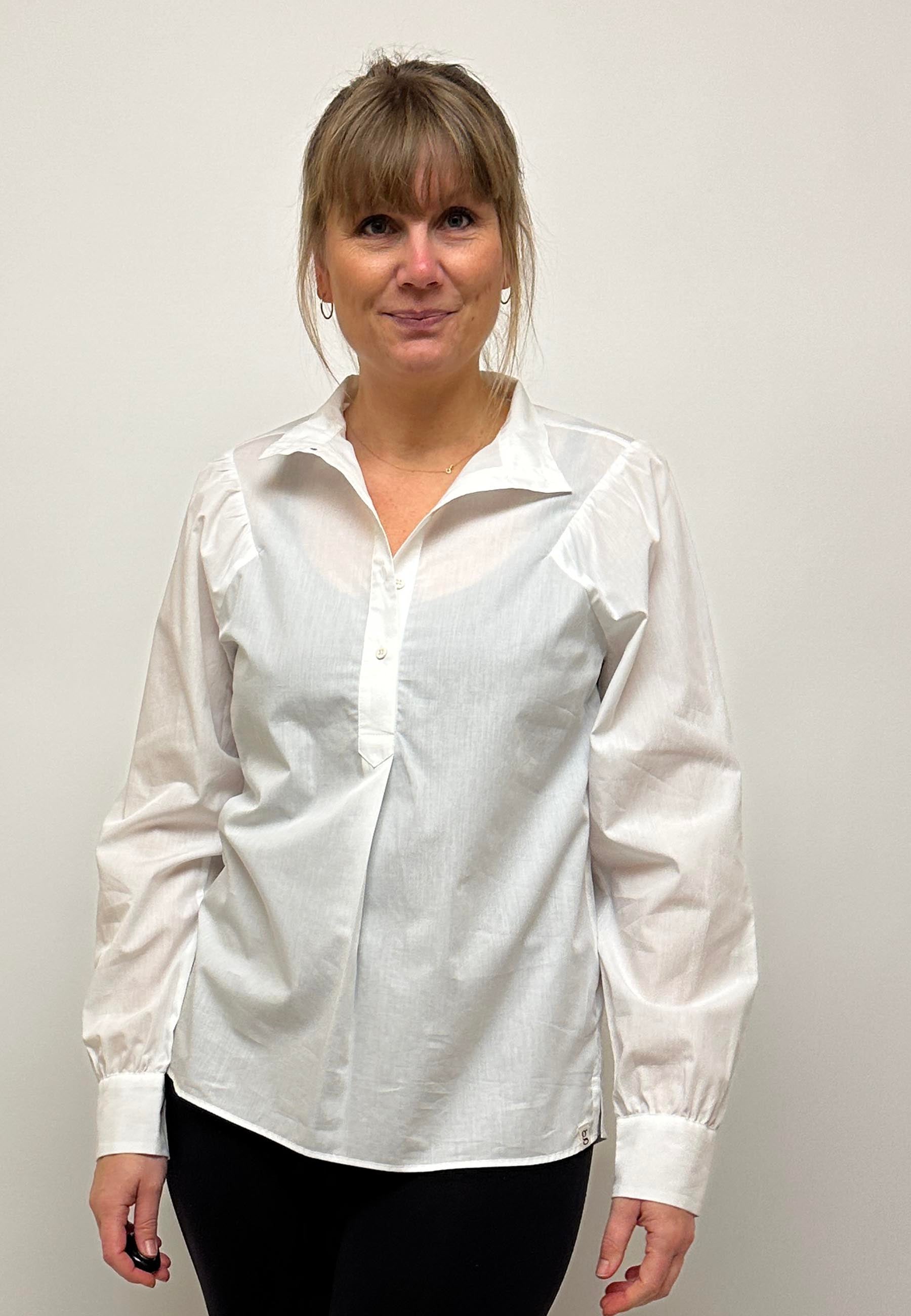 GROBUND Sonja skjorten - den med høj krave i hvid