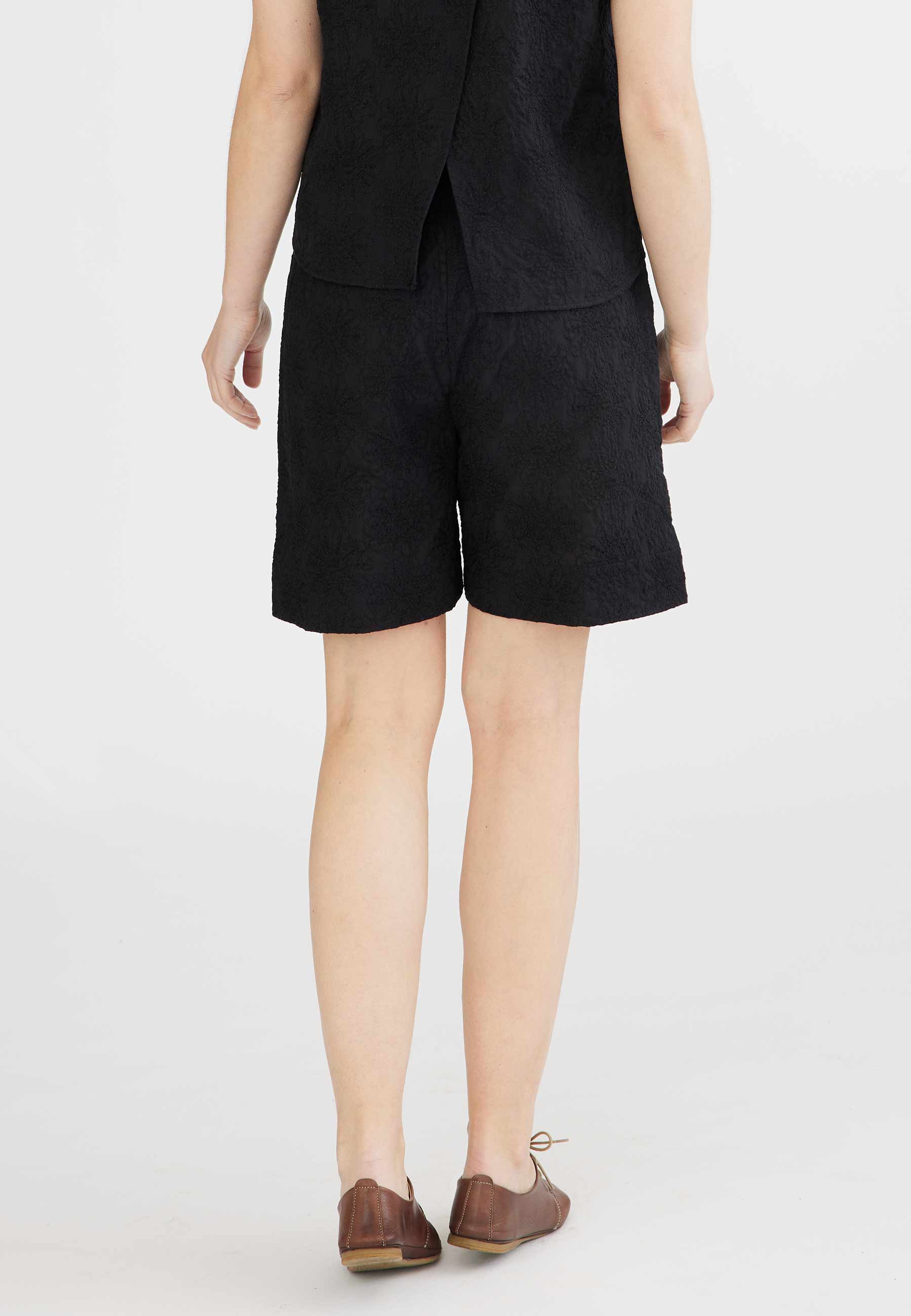 GROBUND Naomi shorts - i sort med blomsterbroderi
