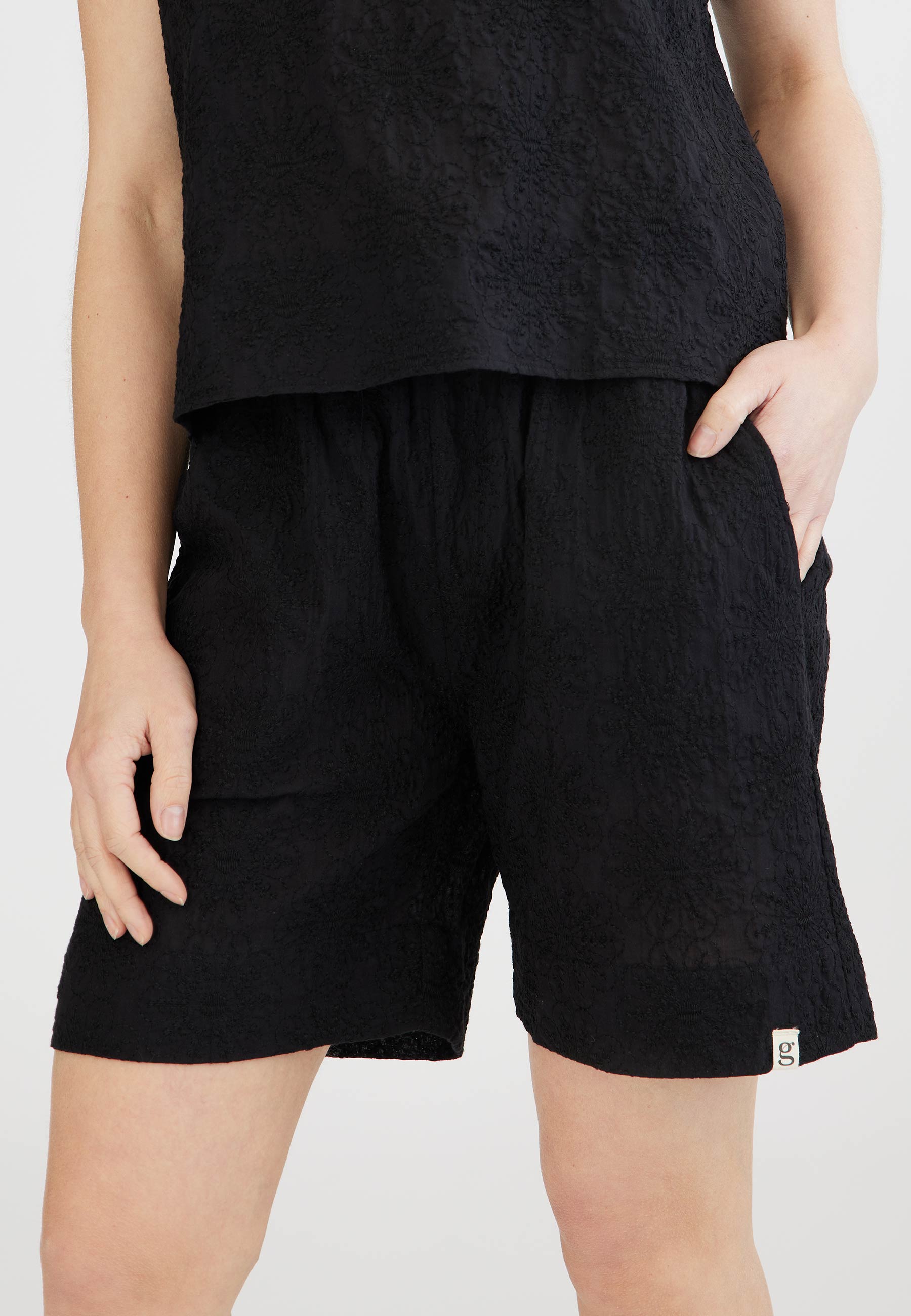 GROBUND Naomi shorts - i sort med blomsterbroderi