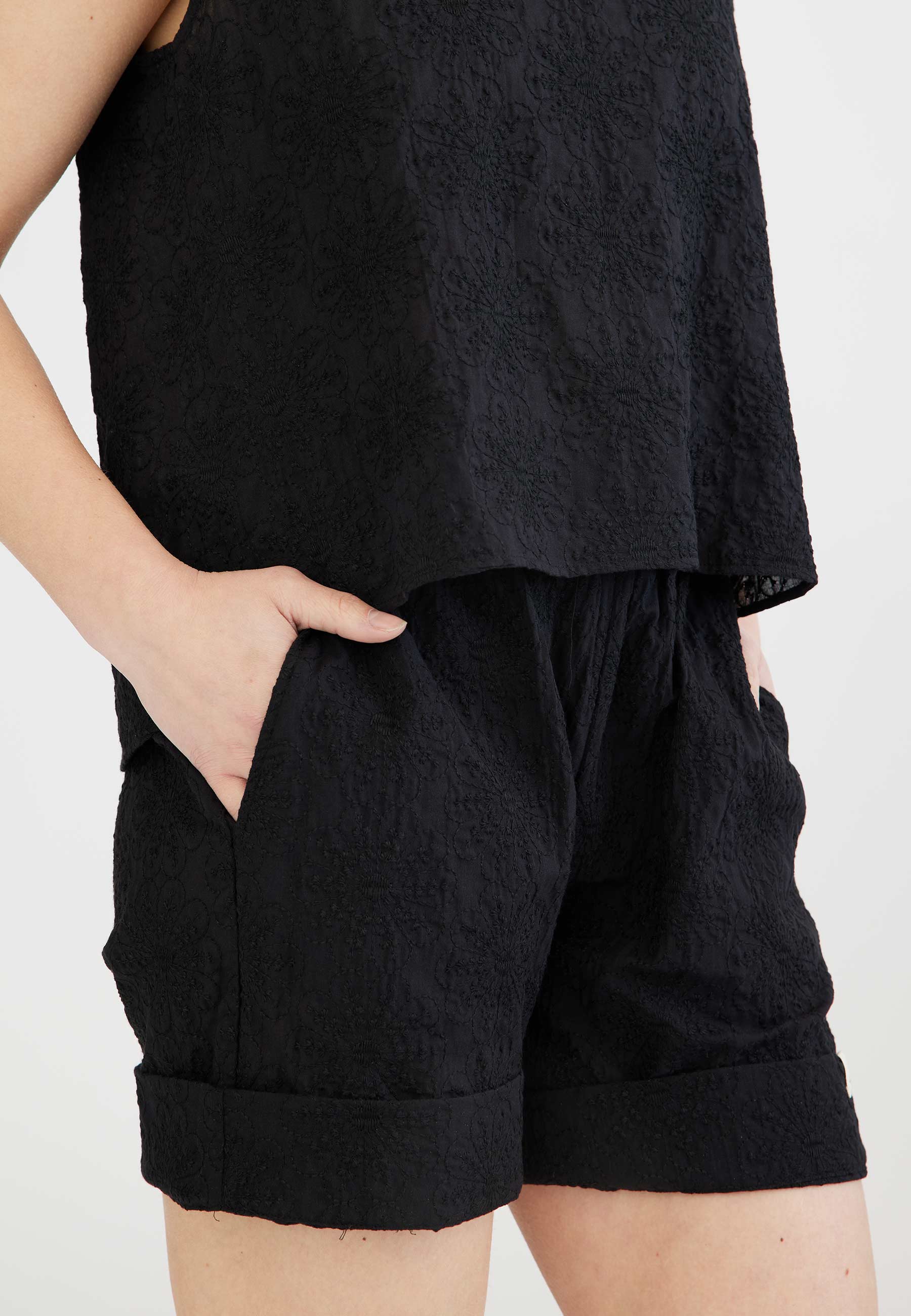 GROBUND Naomi shorts - i sort med blomsterbroderi