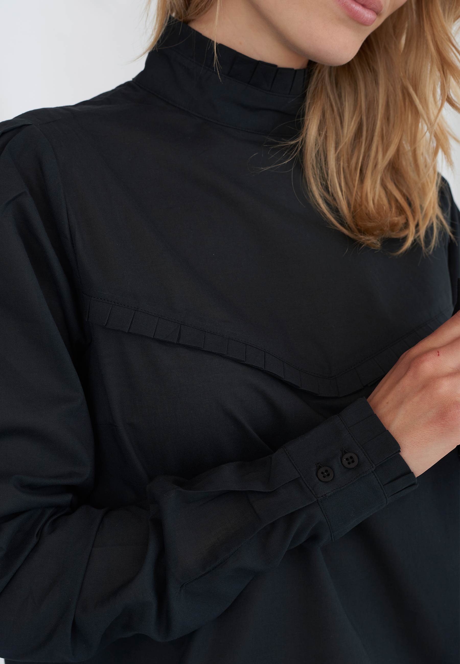 GROBUND Ellen skjorten - den sorte med høj krave