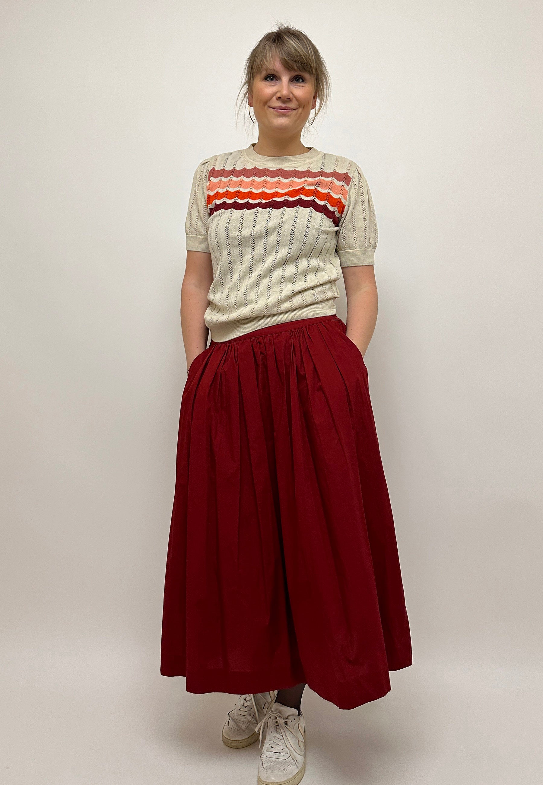 GROBUND Almine tee - den striber i røde farver