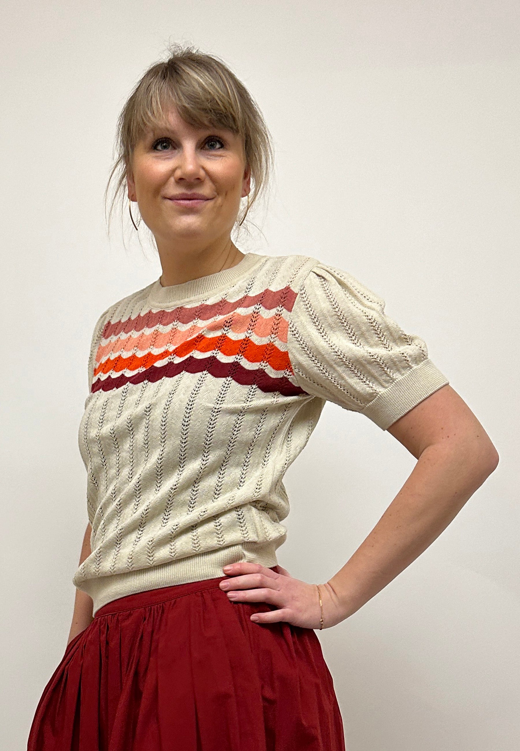 GROBUND Almine tee - den striber i røde farver