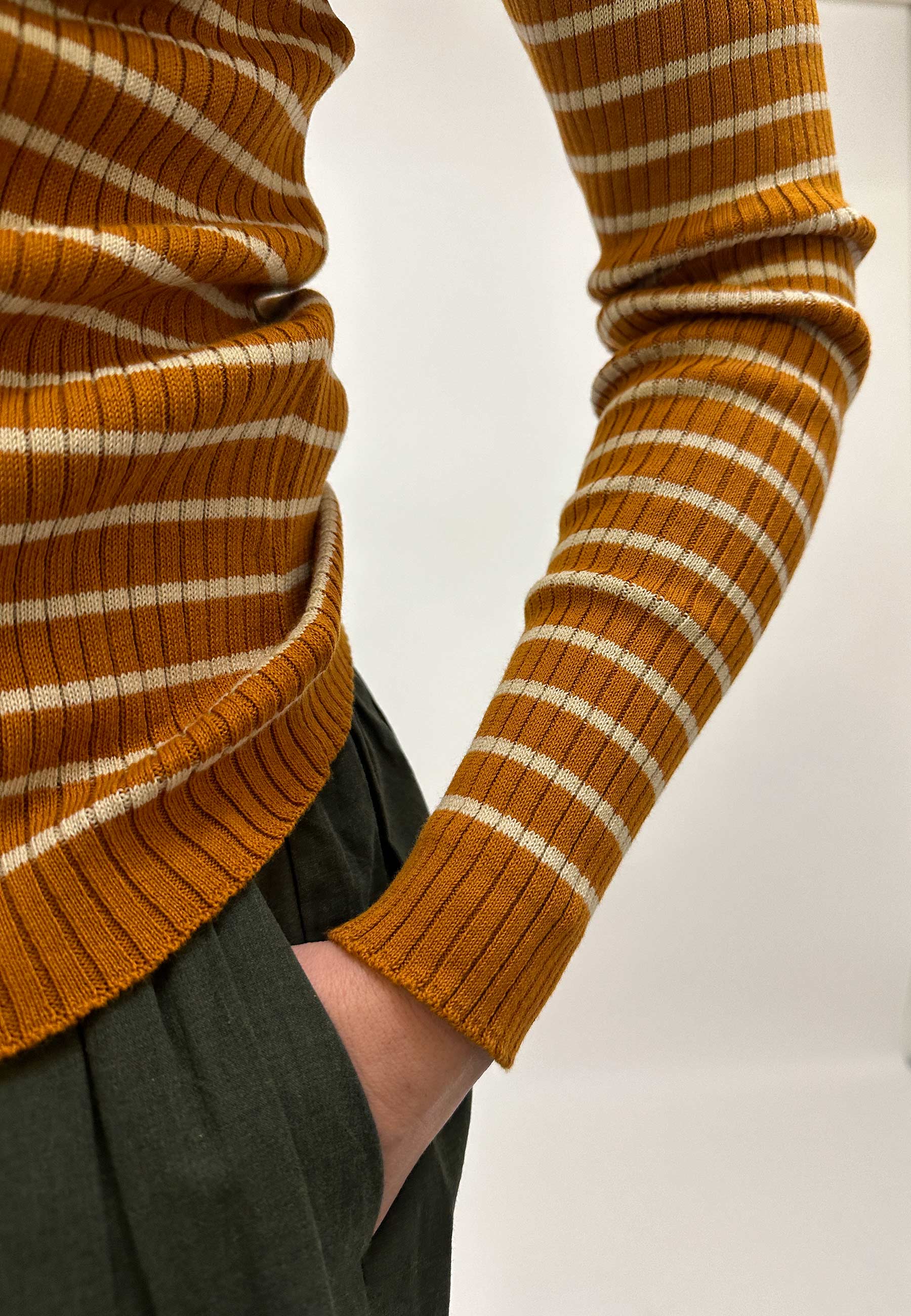 GROBUND Hanna rib strik - den i karamel med striber