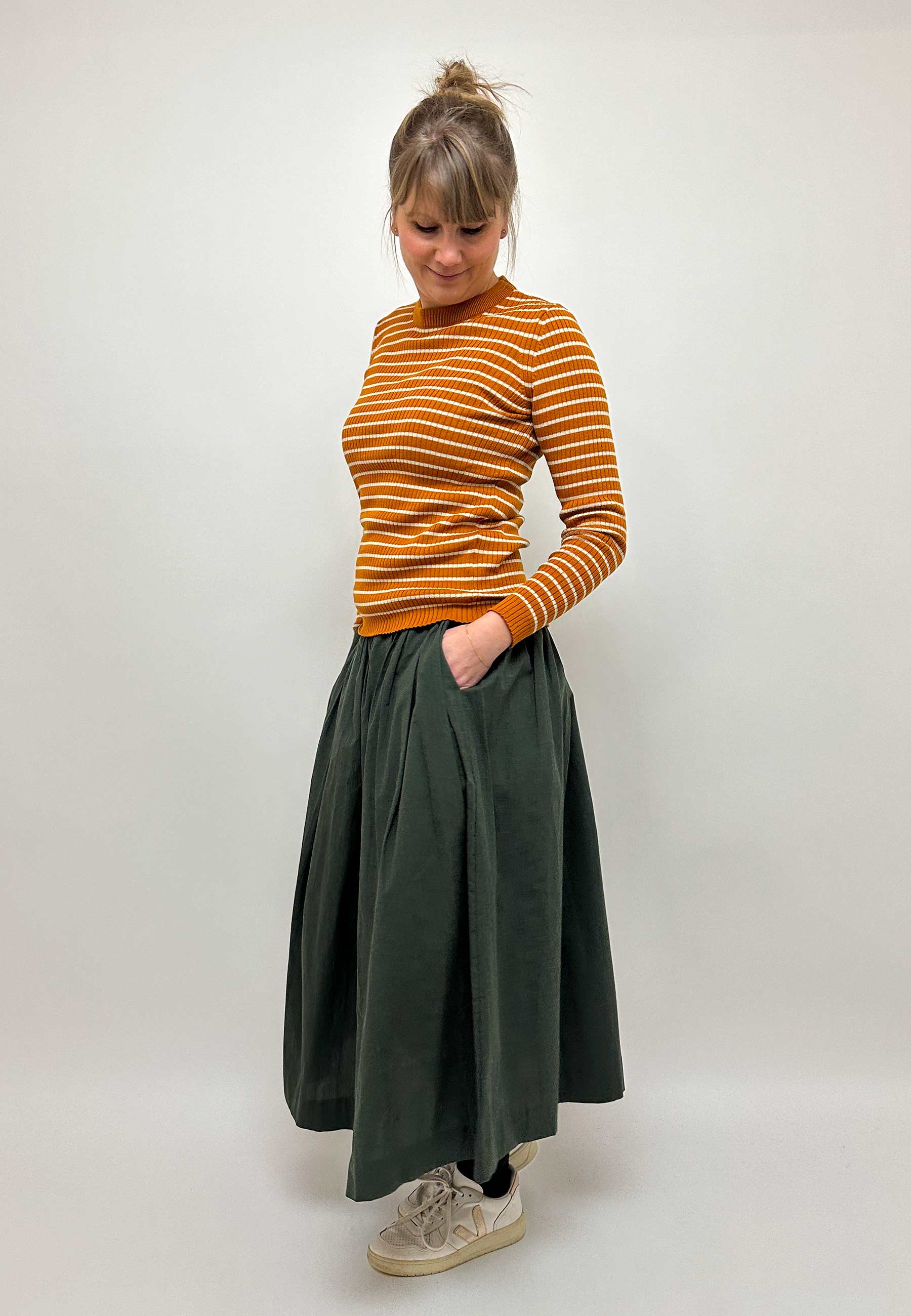 GROBUND Hanna rib strik - den i karamel med striber