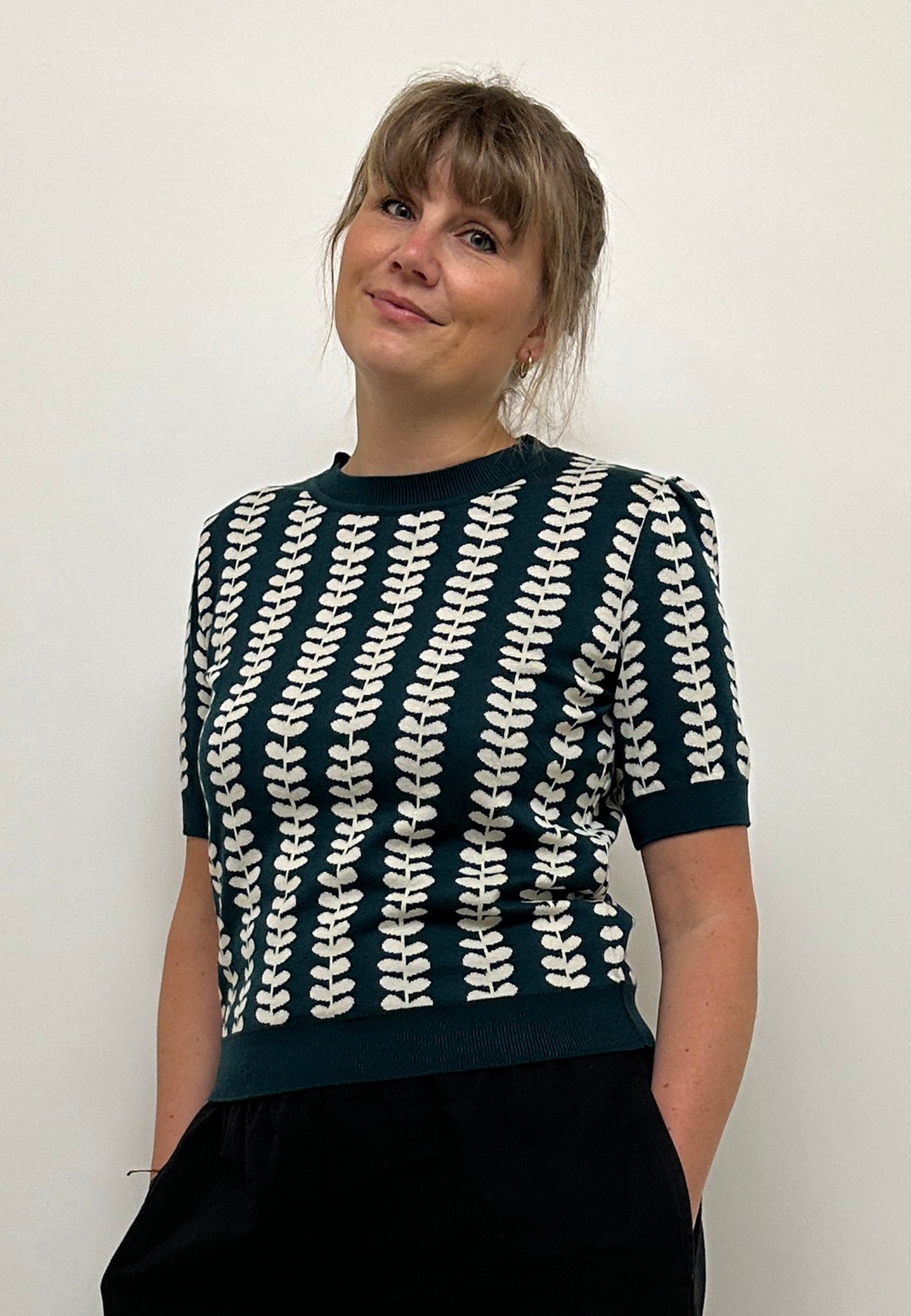 GROBUND Alva tee - den i grøn med blade