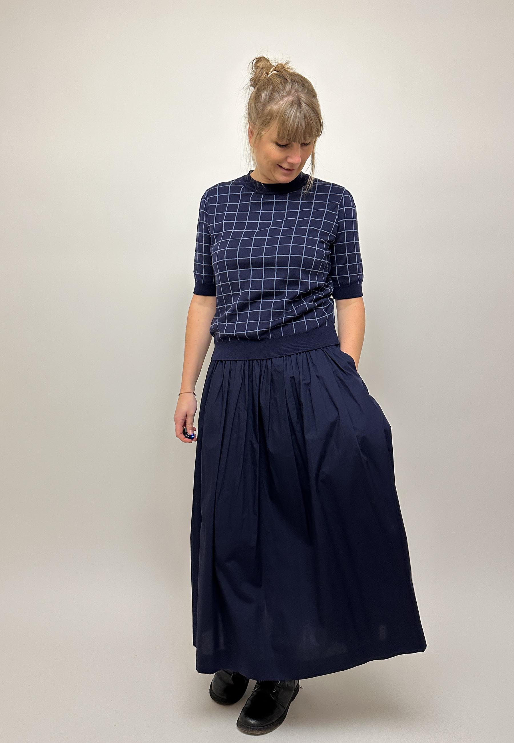 GROBUND Alva tee - med navy blå grid