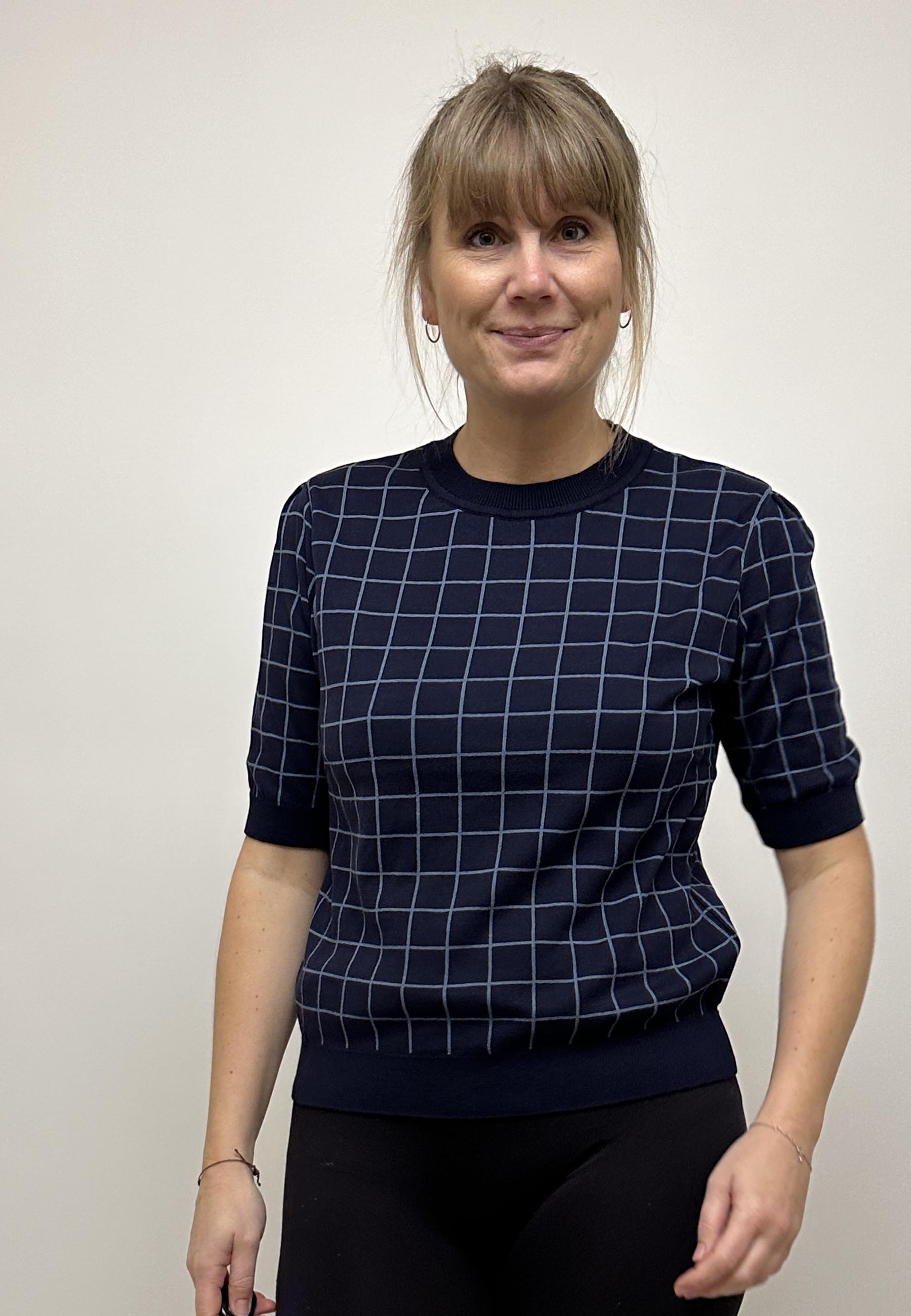 GROBUND Alva tee - med navy blå grid