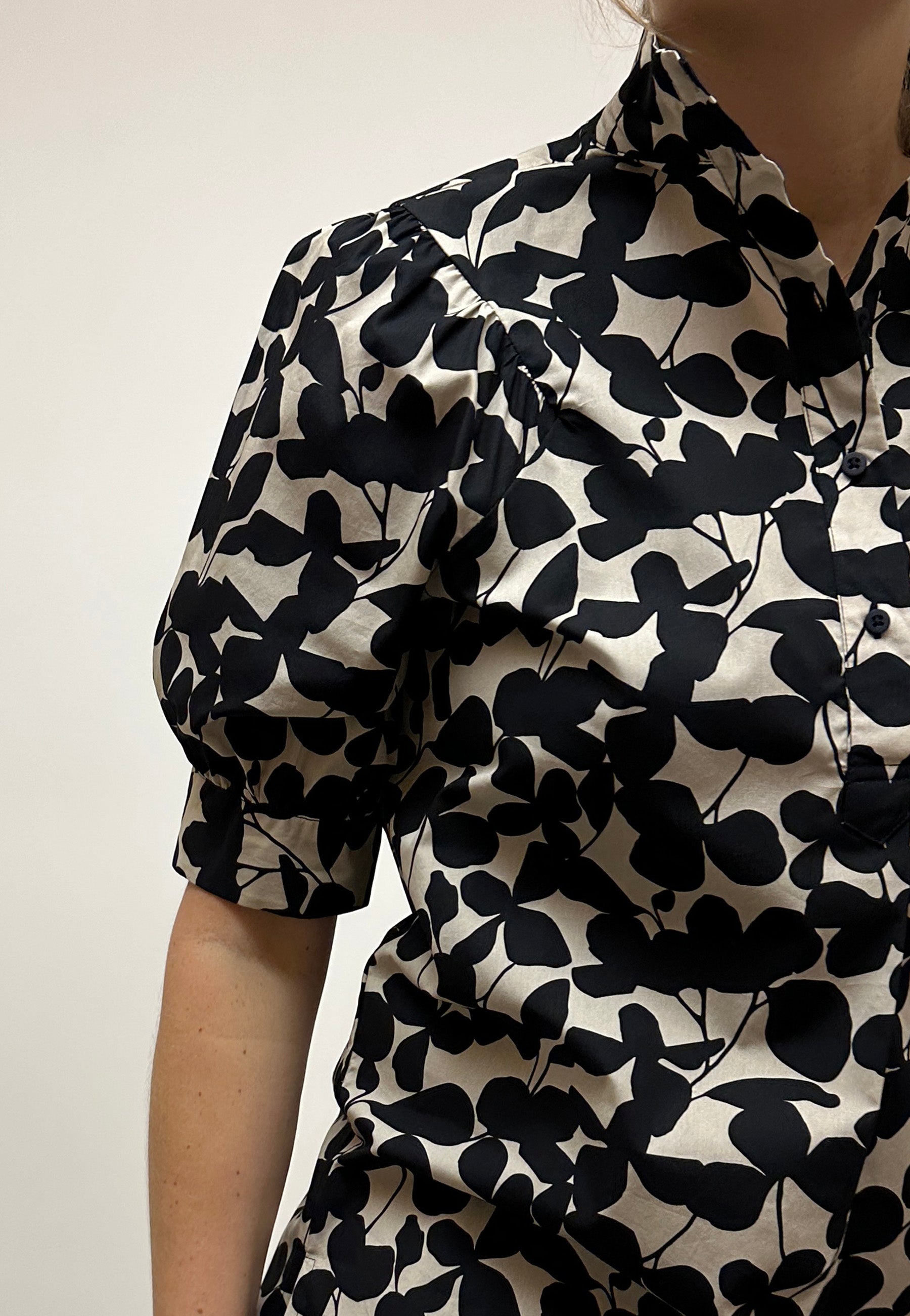 GROBUND Flora skjorte - den med korte ærmer i night flower print