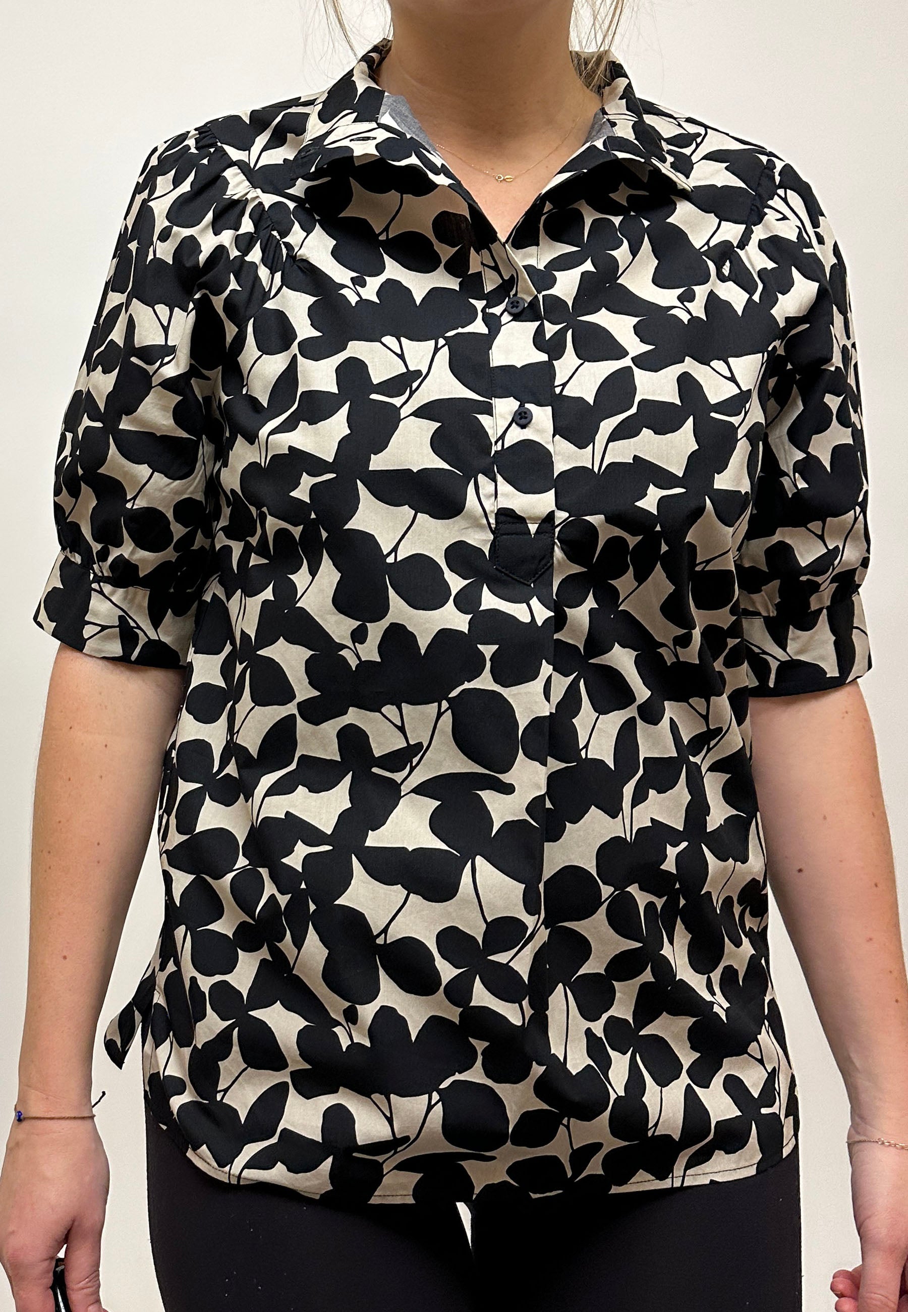 GROBUND Flora skjorte - den med korte ærmer i night flower print