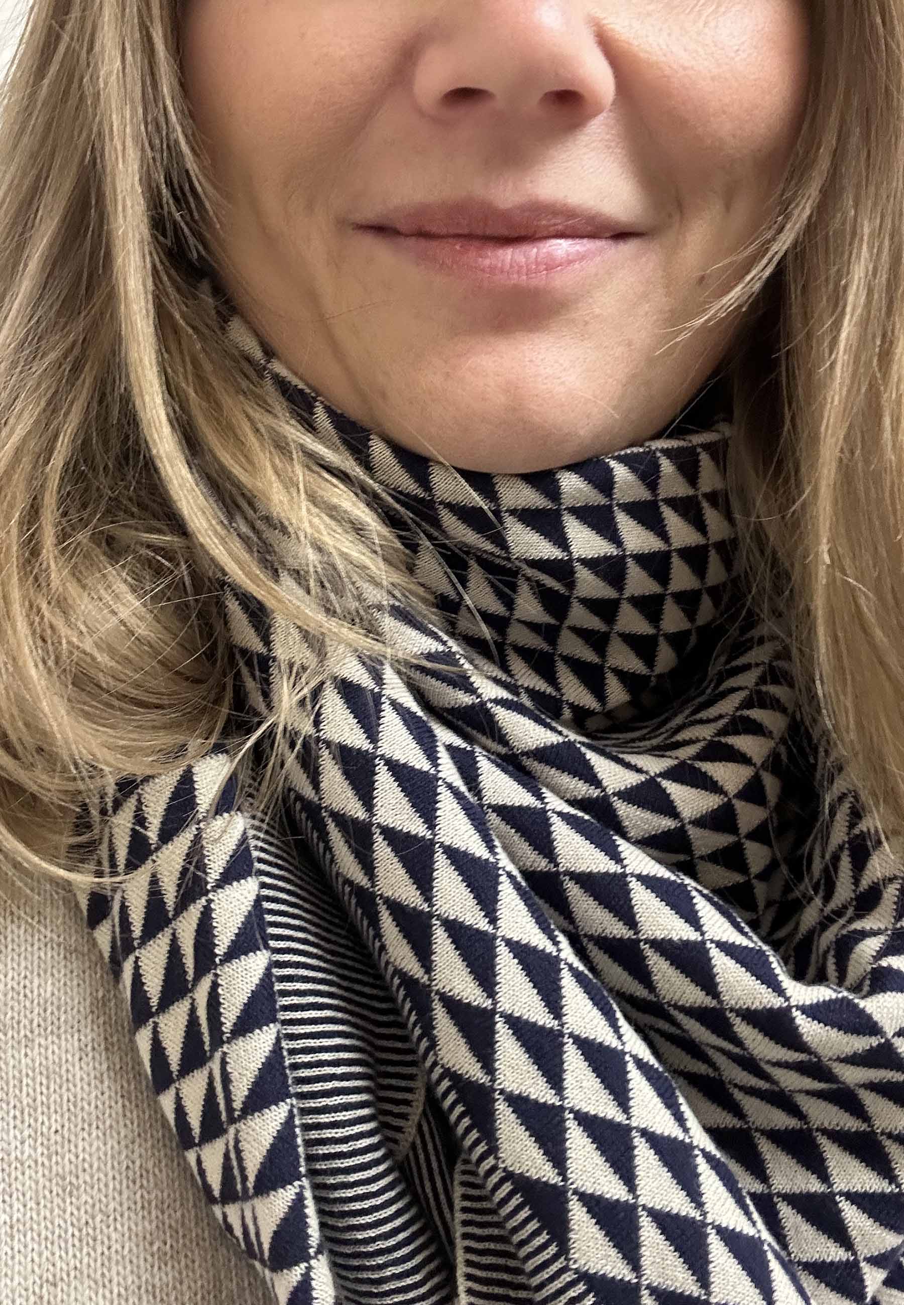 GROBUND Lotte strik tørklæde - det med trekanter i navy blå