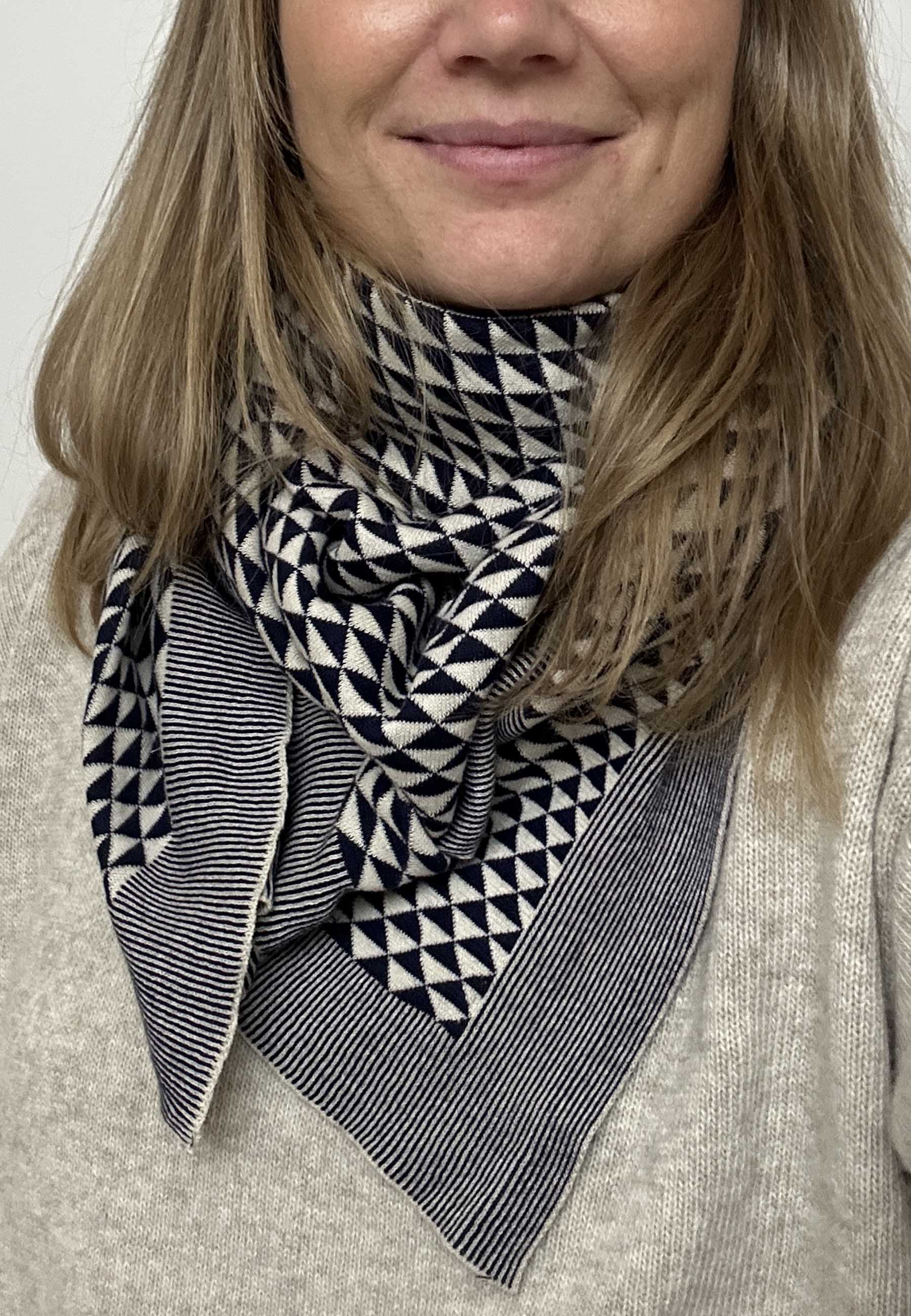 GROBUND Lotte strik tørklæde - det med trekanter i navy blå