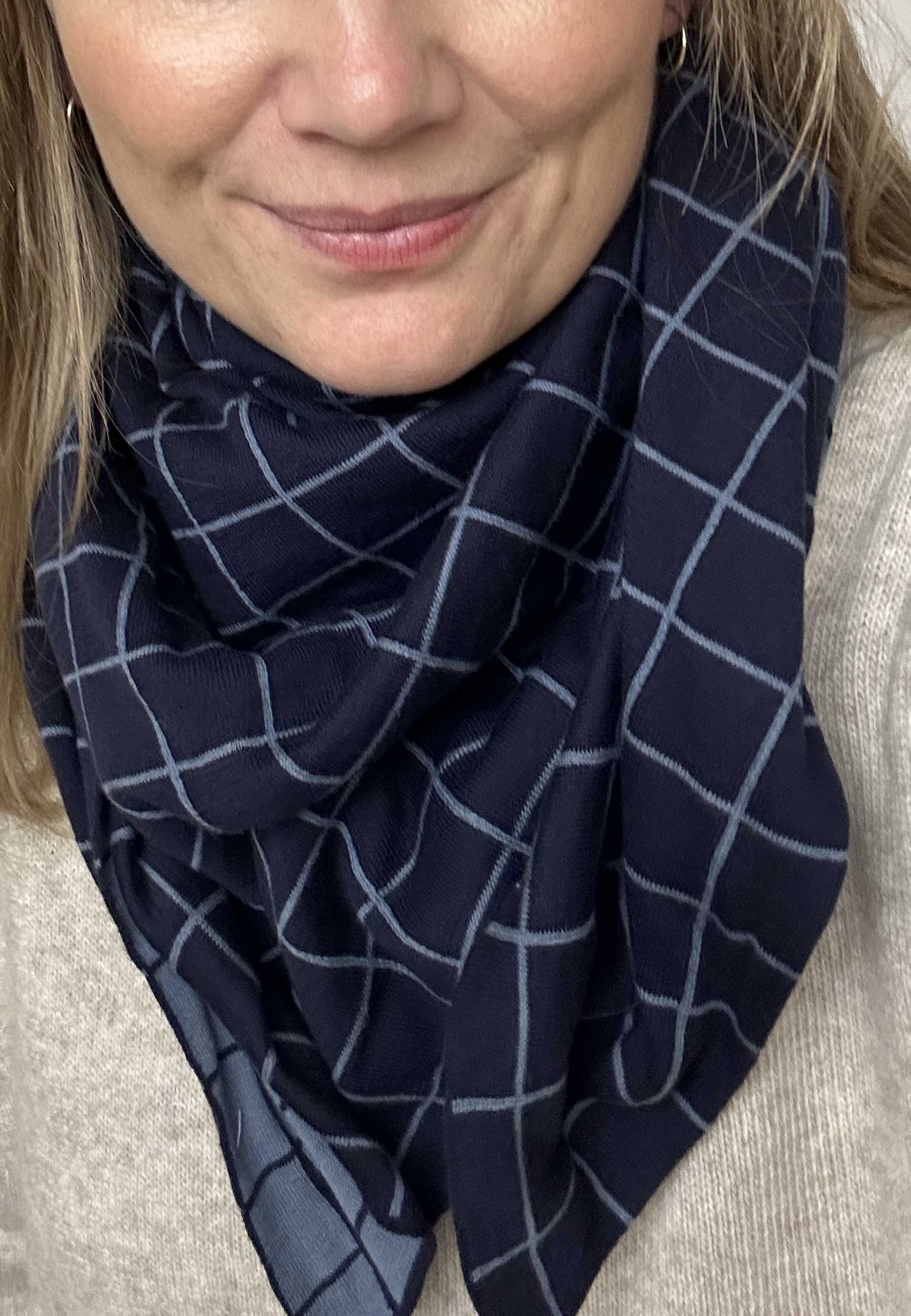 GROBUND Lotte strik tørklæde - med navy blå grid