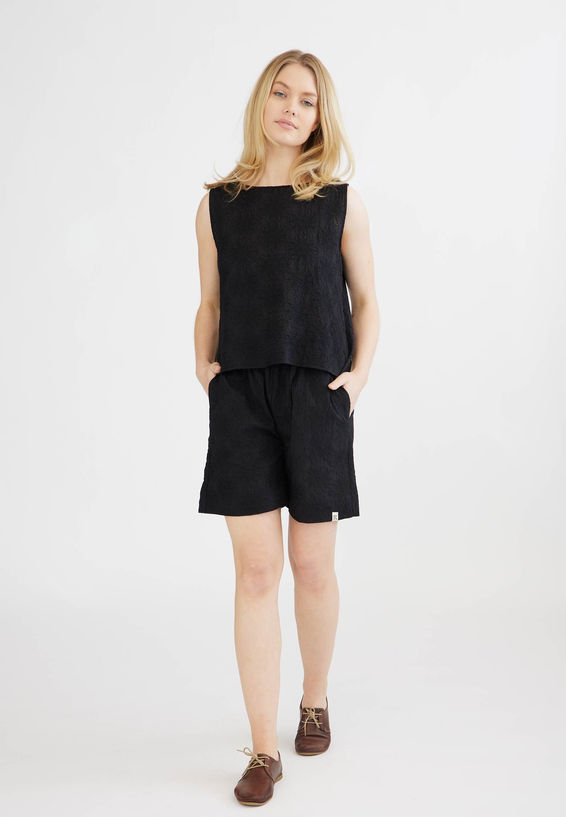 GROBUND Naomi shorts - i sort med blomsterbroderi