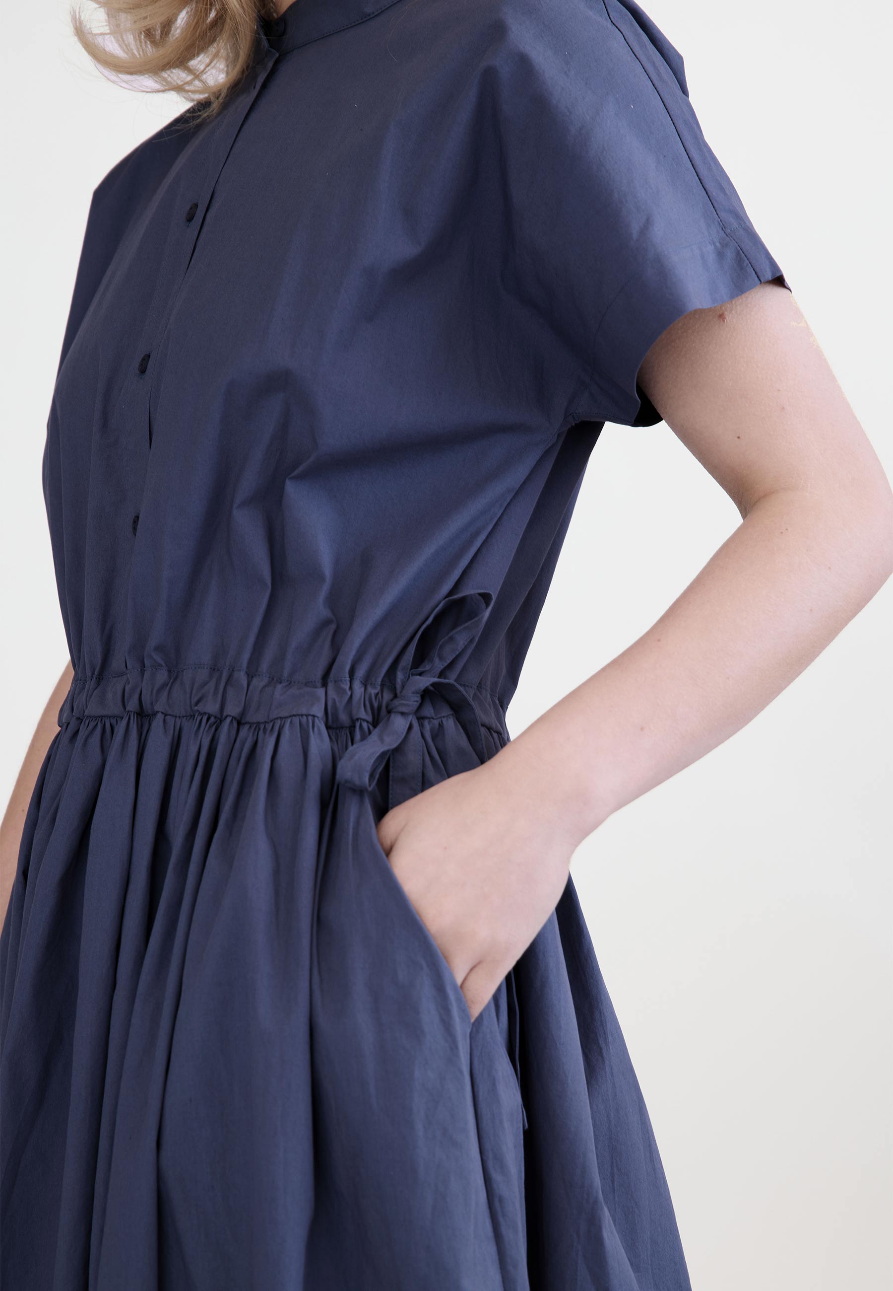 GROBUND Vigga kjolen - den med knapper i vintage blå