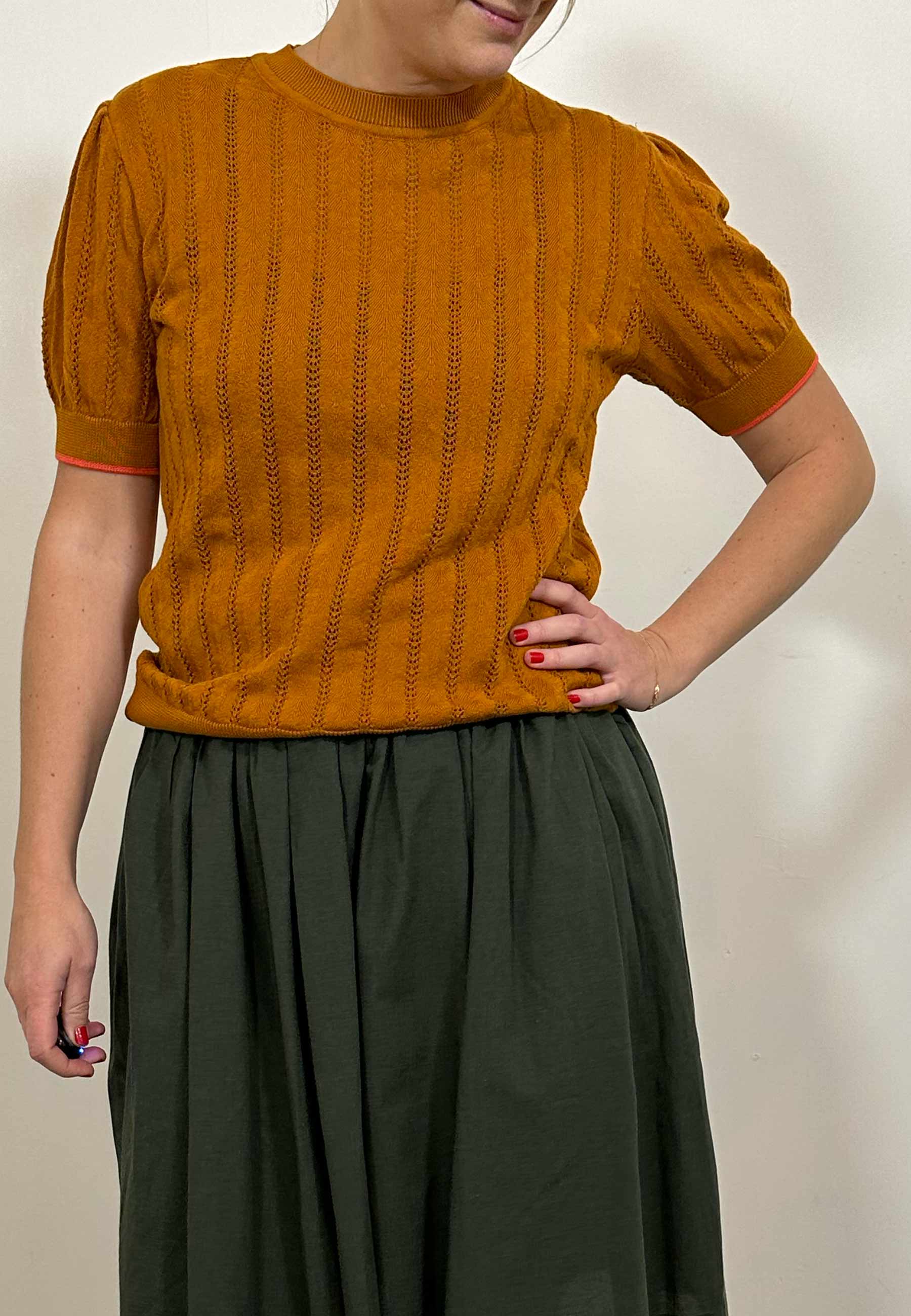 GROBUND Almine tee - den karamel med kontrastkant